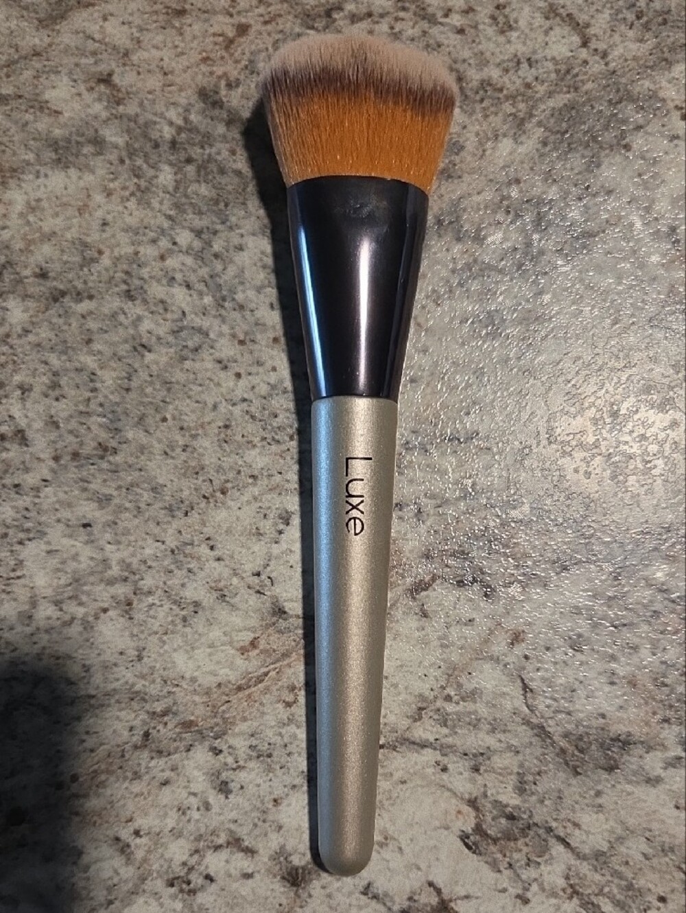 Luxe Foundation Duo with Gold-Tone Brush - White Packaging - Picture 4 of 4